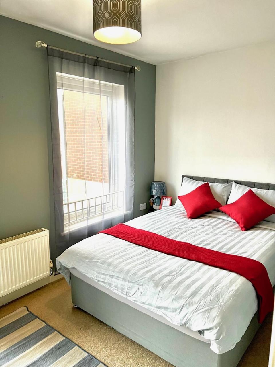 Dartford Kent Luxe Home -2 Mins From Dartford Crossing - Close To Town Centre & Station - 5 Bedroom Holiday Home - Fun Games & Free Parking-Sleeps 1 To 12 Extérieur photo