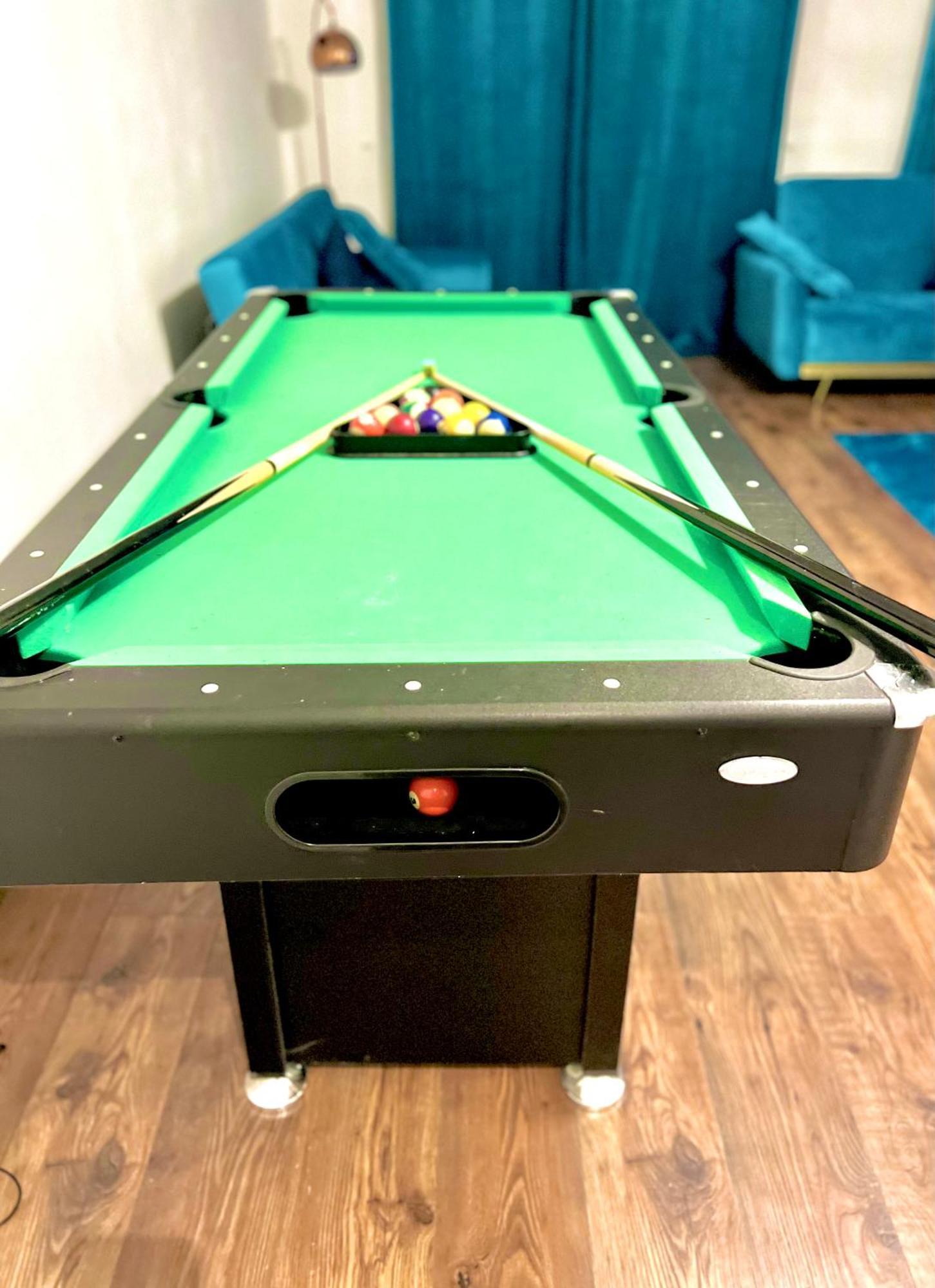 Dartford Kent Luxe Home -2 Mins From Dartford Crossing - Close To Town Centre & Station - 5 Bedroom Holiday Home - Fun Games & Free Parking-Sleeps 1 To 12 Extérieur photo