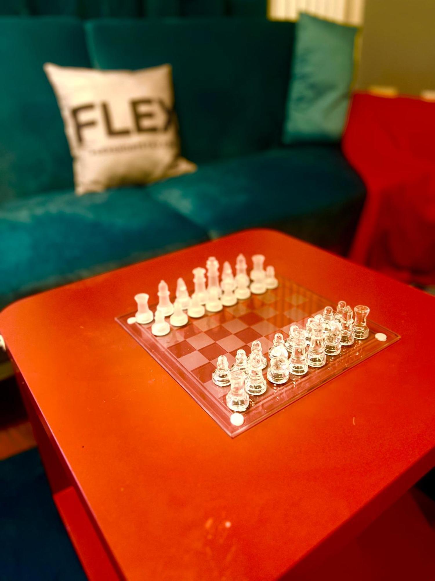 Dartford Kent Luxe Home -2 Mins From Dartford Crossing - Close To Town Centre & Station - 5 Bedroom Holiday Home - Fun Games & Free Parking-Sleeps 1 To 12 Extérieur photo