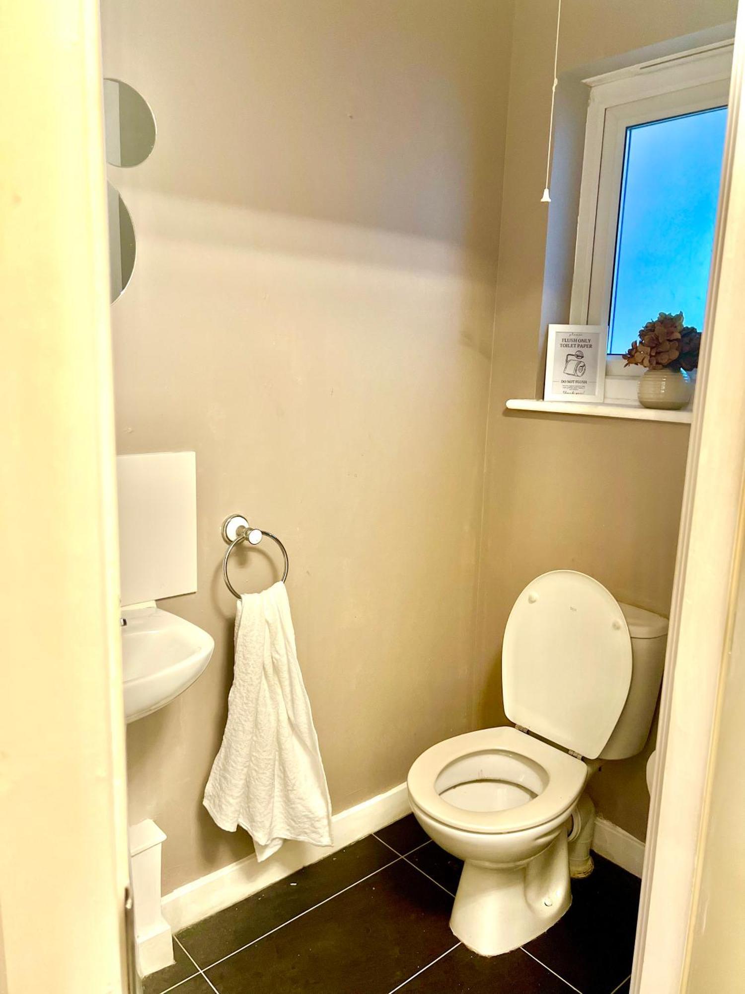 Dartford Kent Luxe Home -2 Mins From Dartford Crossing - Close To Town Centre & Station - 5 Bedroom Holiday Home - Fun Games & Free Parking-Sleeps 1 To 12 Extérieur photo