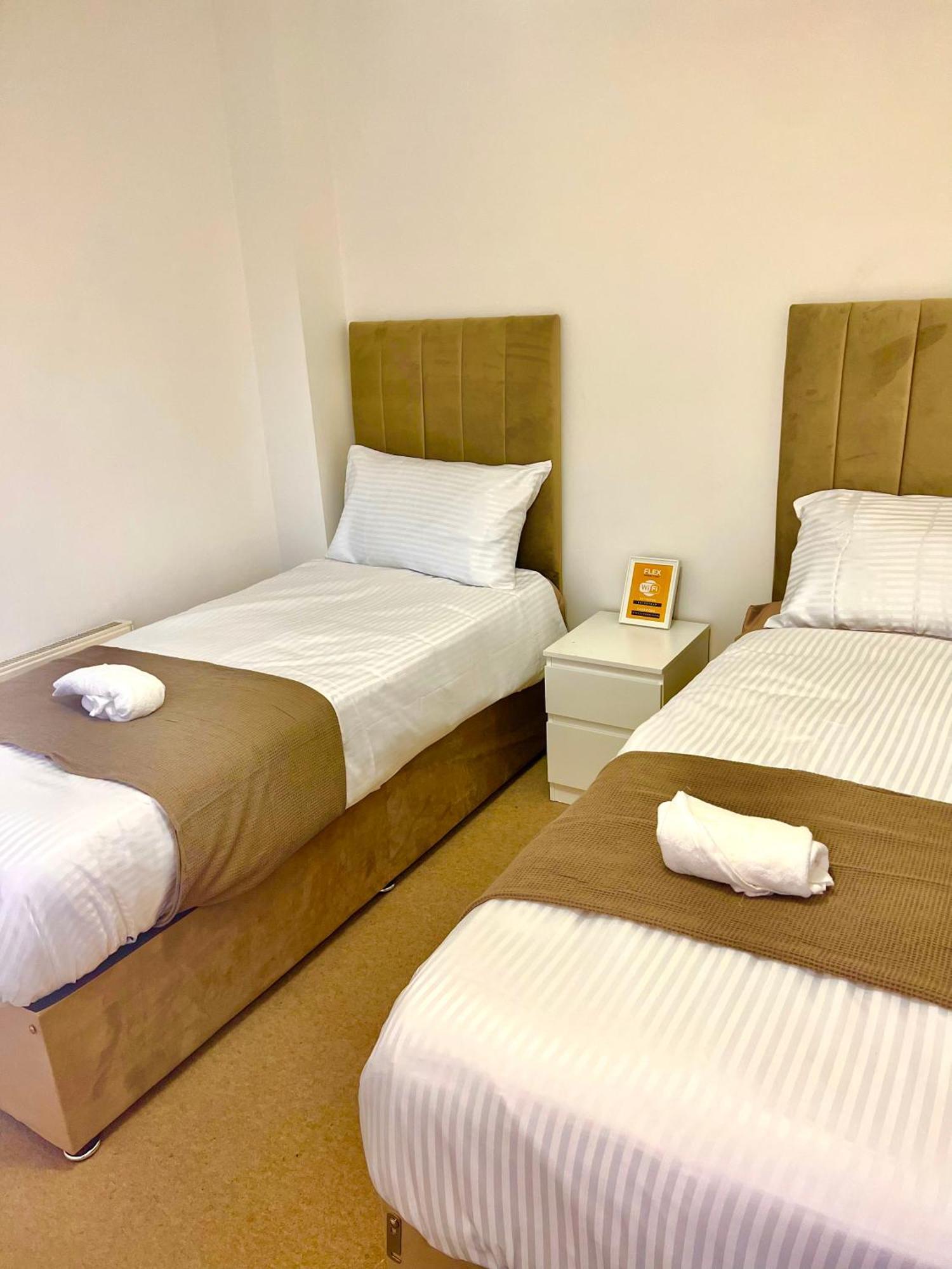 Dartford Kent Luxe Home -2 Mins From Dartford Crossing - Close To Town Centre & Station - 5 Bedroom Holiday Home - Fun Games & Free Parking-Sleeps 1 To 12 Extérieur photo